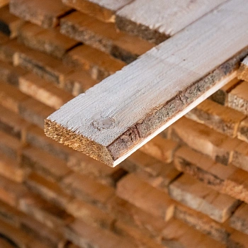 картинка Доска обрезная 25*100*3000мм 3-4 сорт ТУ естественной влажности хвойные породы от магазина Кубатура