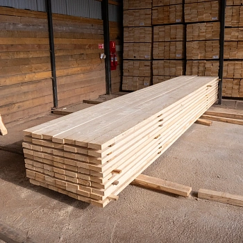 картинка Доска обрезная 50*200*6000мм 1 сорт дисковый распил, естественной влажности ель/сосна от магазина Кубатура