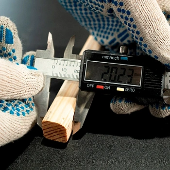 картинка Рейка сращенная для декора стен 20*20*2500мм сосна сорт Экстра (с фаской R5 на углах) от магазина Кубатура