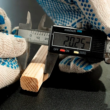 картинка Рейка сращенная для декора стен 20*20*2500мм сосна сорт Экстра (с фаской R5 на углах) от магазина Кубатура