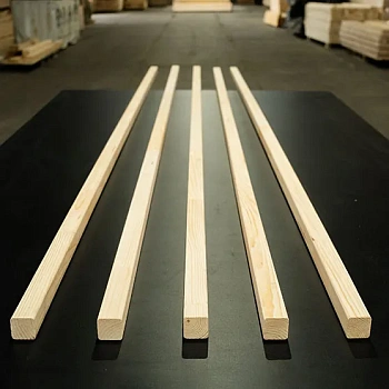 картинка Брусок сращенный для перегородок 40*40*3000мм сосна сорт Экстра (с фаской R5 на углах) от магазина Кубатура
