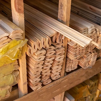 картинка Плинтус разнополочный 50*2500мм сосна сорт Экстра от магазина Кубатура