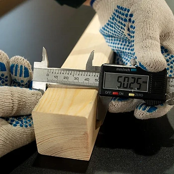 картинка Брусок сращенный для перегородок 50*50*3000мм сосна сорт Экстра (с фаской R3 на углах) от магазина Кубатура