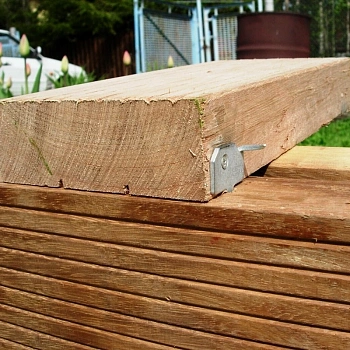 картинка Gwozdeck Классик скрытый крепеж для террасной доски, цинк от магазина Кубатура