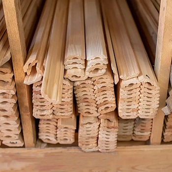 картинка Плинтус фигурный 45*2000мм сосна сорт Экстра от магазина Кубатура